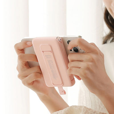 Harga yang bagus 1000mah Baterai Magnetik Magnet Power Bank Li Polimer Kuat Dengan Output Dan Pengisian Tanpa Kabel Dengan Stand on line
